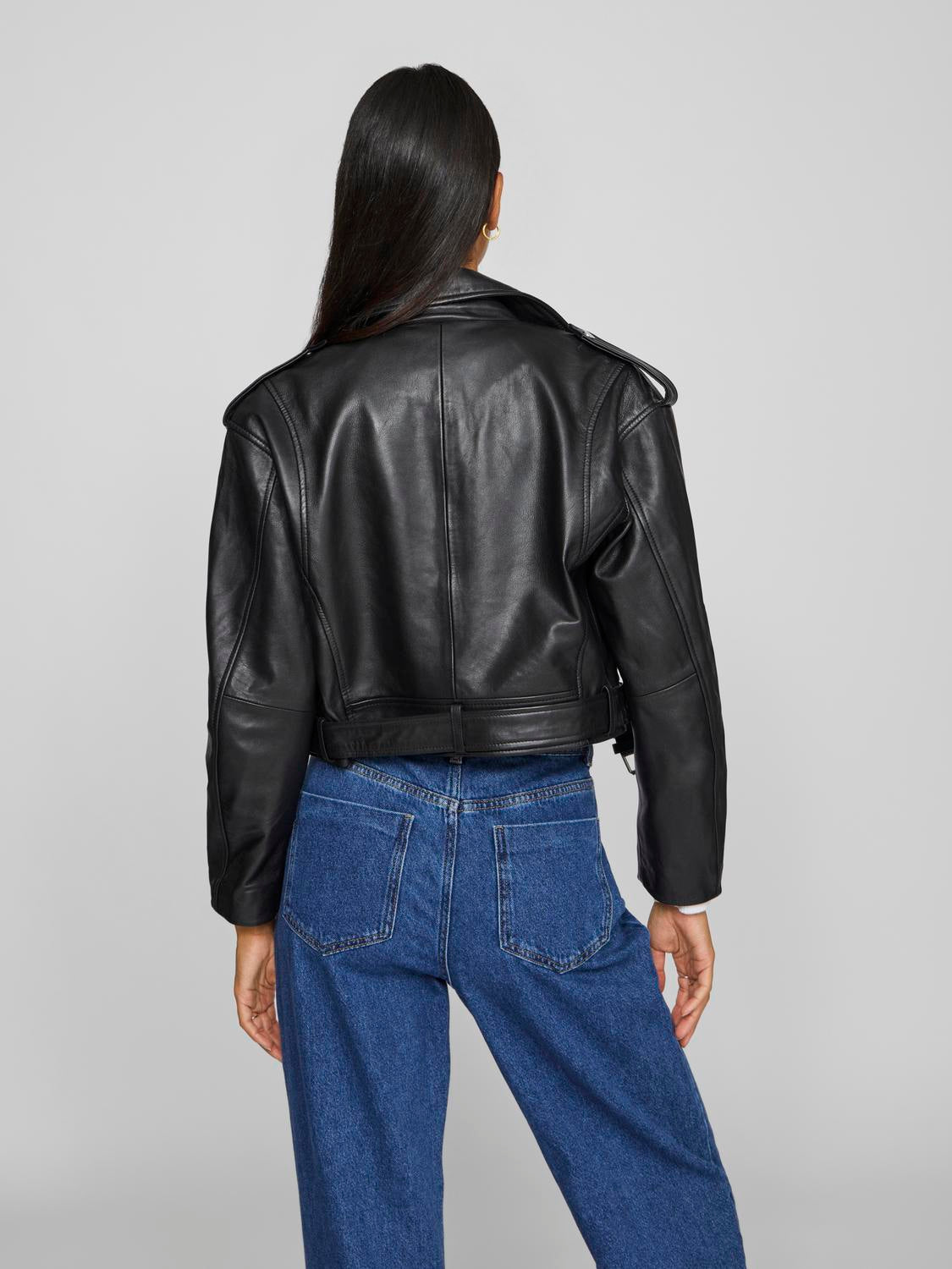 model_shot-back